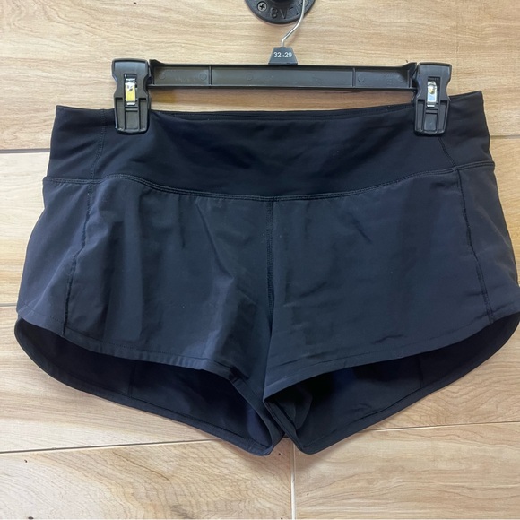 Lululemon Speed Up Low-Rise Lined Short 2.5" in black - Picture 3 of 8